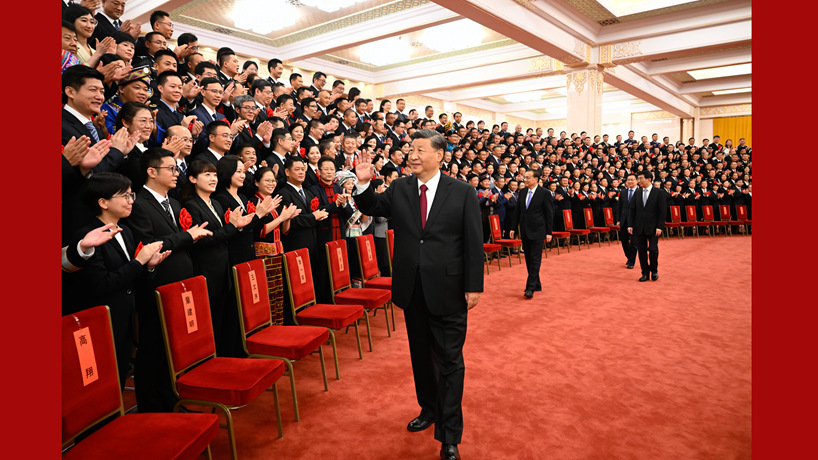 Xi se reúne con funcionarios públicos modelos 