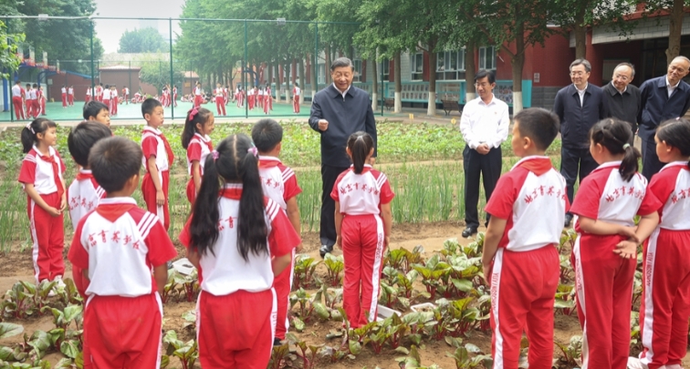 Xi visita una escuela en Beijing en vísperas del Día Internacional del Niño
